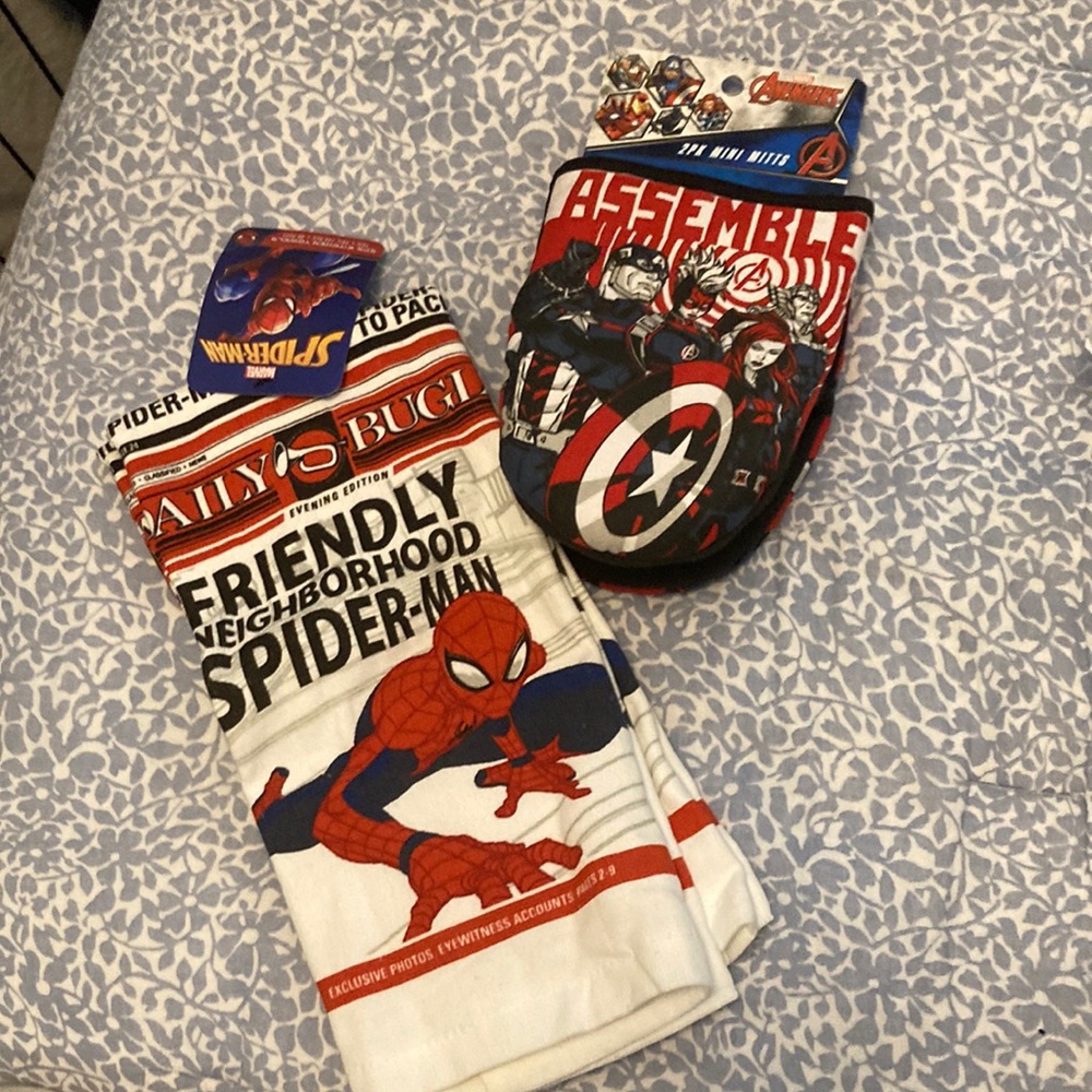 Marvel Kitchen Towel and Oven Mitts